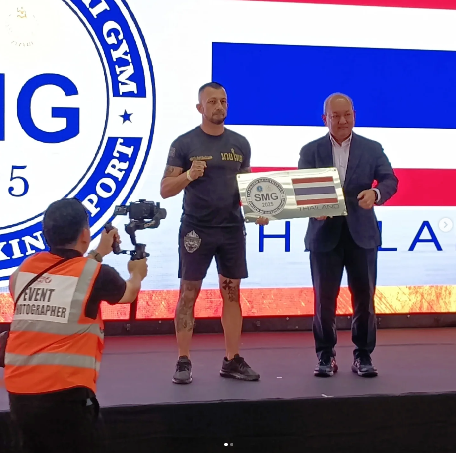 Borja recibiendo el Sello de Garant&iacute;a del Ministerio de Tail&aacute;ndia